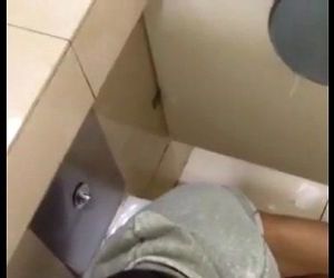 Chiński chłopiec Ssać kogut w toaleta i selfie