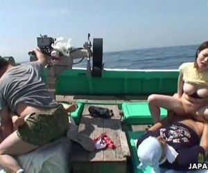 Aziatische sletten het krijgen van Geneukt op een vissen Boot - 49 sec