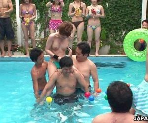 Skinny kont Aziatische sletten zijn het hebben van leuk :Door: De zwembad - 8 min hd