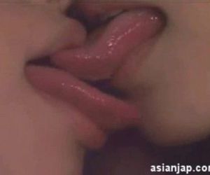 Japonês lésbicas Beijo 21 - 2 min